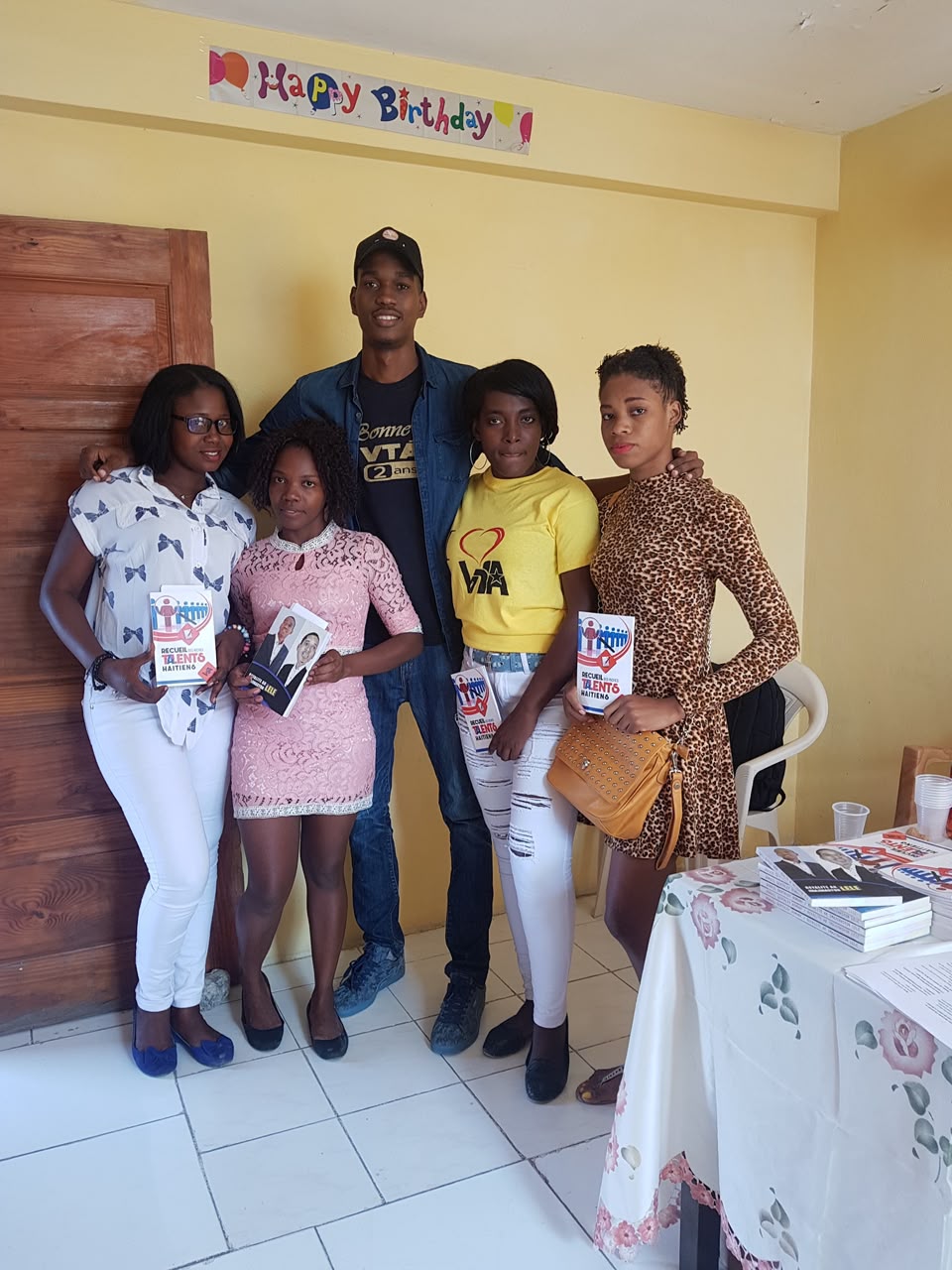 Lectrices présentant leurs exemplaires pendant une vente-signature