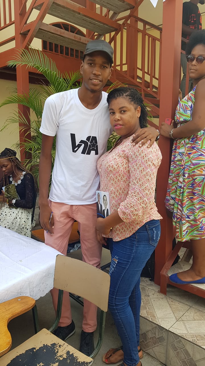 Gerthley Romany Dorvil à l’UNASMO avec une jeune femme venue de Jérémie pour le soutenir
