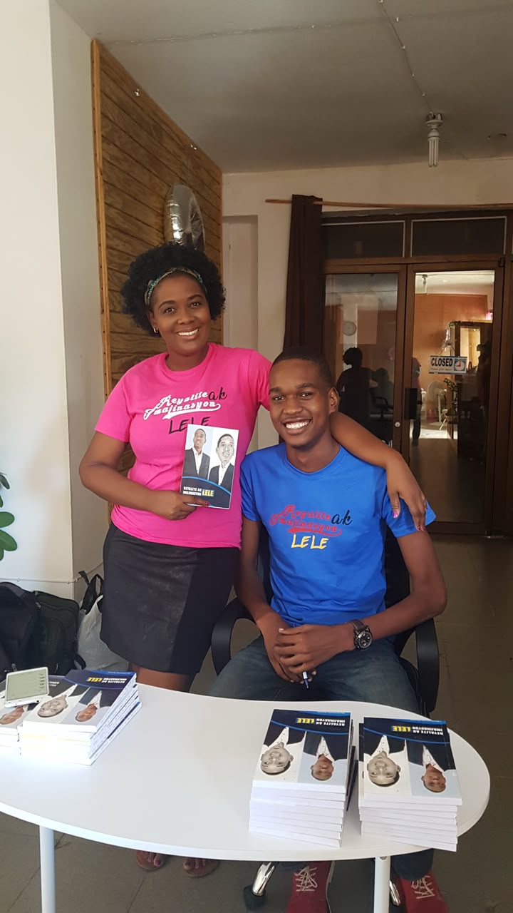 Lectrice tenant le livre devant une table d’exemplaires