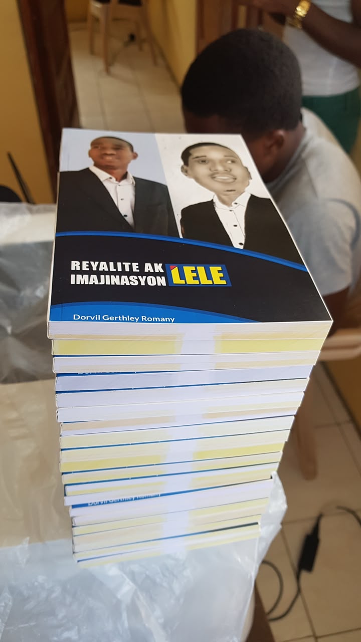 Pile d’exemplaires imprimés du livre Imajinasyon ak Reyalite Lele